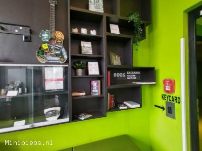 Boekenruilkast in Hamburg. Bookexchange: take or leave a book.