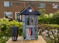 Kleine minibieb op een tafeltje in Eefde. minibieb Adelie's Bieb.
