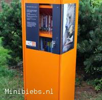 De Berenkast is een mooi vormgegeven boekenkast met altijd veel boeken. minibieb Berenkast Berenhuis.