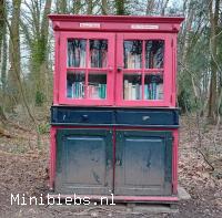 Boekenkast bij de picknicktafel aan de Vrijenbergweg in Loenen. minibieb Buurtbieb De Vrijenbergweg.