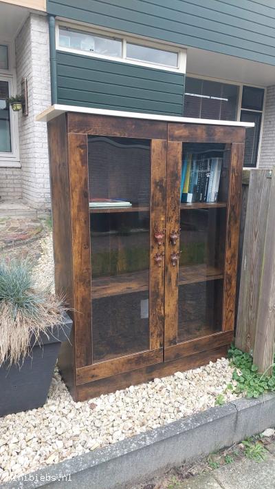 Diverse boeken en tijdschriften, voor zowel kinderen als volwassen, op de gondel 26-32.