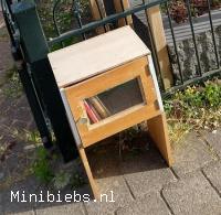 Een Minibieb voor de allerkleinste lezers. minibieb Everard Meijsterlaan.