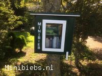 Minibieb aan een boom langs de Westerweg ten zuidoosten van Purmerend. minibieb Westerweg.