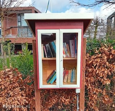Een prachtige boekenkast met verlichting in de Hollandse Hout.
