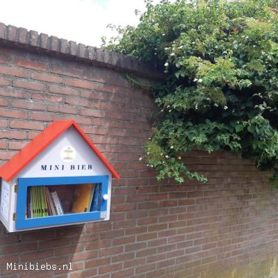 Super leuk! Buurtbewoonster Roos heeft een minibieb geplaatst in de speeltuin! Veel leesplezier!