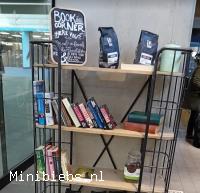 Koffie en boeken in de stationshal van Eindhoven Centraal minibieb Coffee Fellows.