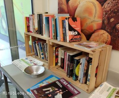 Boeken bij de ingang van de MCD Alledag.