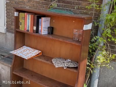 Boeken en weggeefspullen op het Surinameplein
