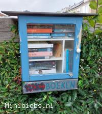 Kleurrijke ruilboekenkast van Trudie Appelman. minibieb Trudies minibieb.