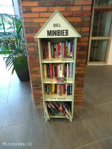 Boeken lezen in de hal van het gemeentehuis.