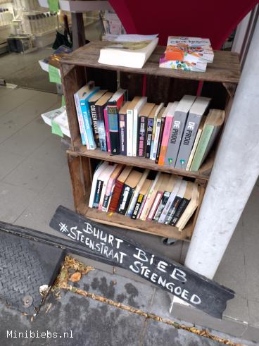 Boeken bij de ingang van de cadeauwinkel de Rozenboog.