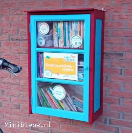 Kinderzwerfboekenstation in het centrum van Zuidhorn. minibieb Schuiling Zuidhorn.