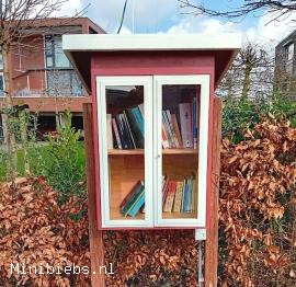 Een prachtige boekenkast met verlichting in de Hollandse Hout. minibieb Hollandse Hout 188.