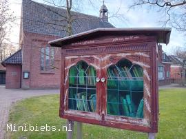 Boeken lezen bij de Sint-Jozefkerk minibieb Jozefs boekenkast.