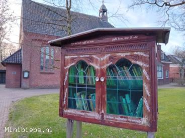 Boeken lezen bij de Sint-Jozefkerk