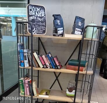 Koffie en boeken in de stationshal van Eindhoven Centraal