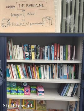 Gratis boeken en maandverband/tampons. minibieb De Raem.