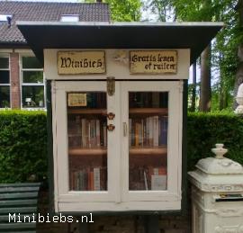 Gratis boeken lenen of ruilen in de bossen van Hoog Soeren minibieb Hoog Soeren.