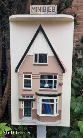 Jan de Visser maakte een minibieb naar voorbeeld van zijn eigen huis. minibieb Juffermansstraat.