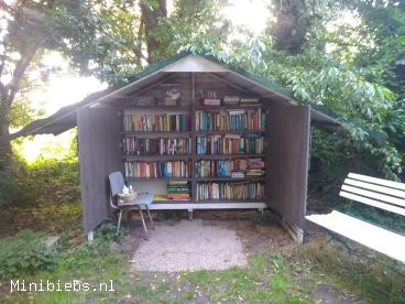 Een Free Library met heel veel boeken.