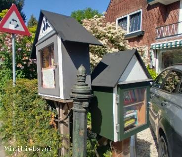 Een minibieb voor volwassenen en een minibieb voor kinderen naast elkaar in Baarn.