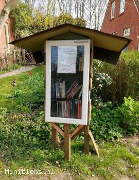 Voel je vrij, neem een boekje! minibieb Openbare Bibliotheek Midlaren.